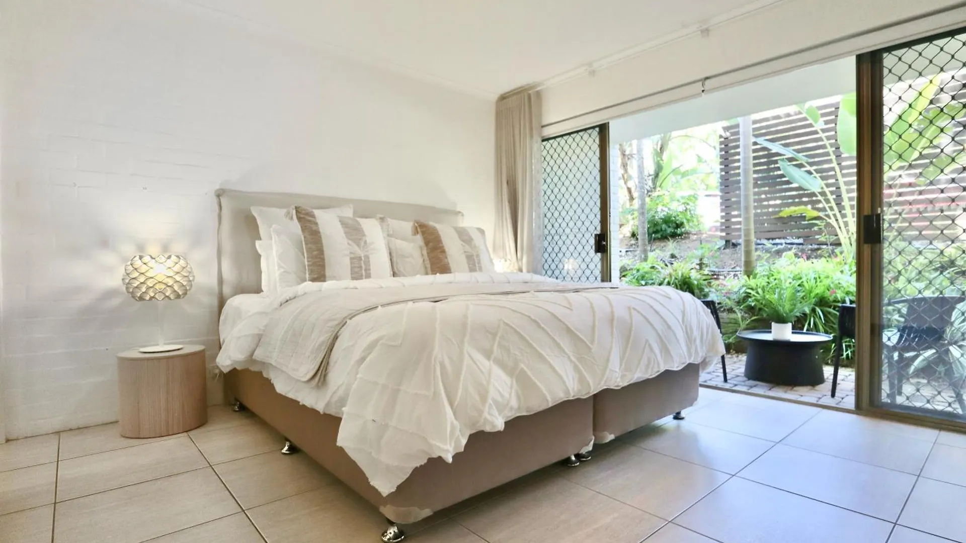 Chic 2 Bdrm Poolside Apartment Noosa Heads