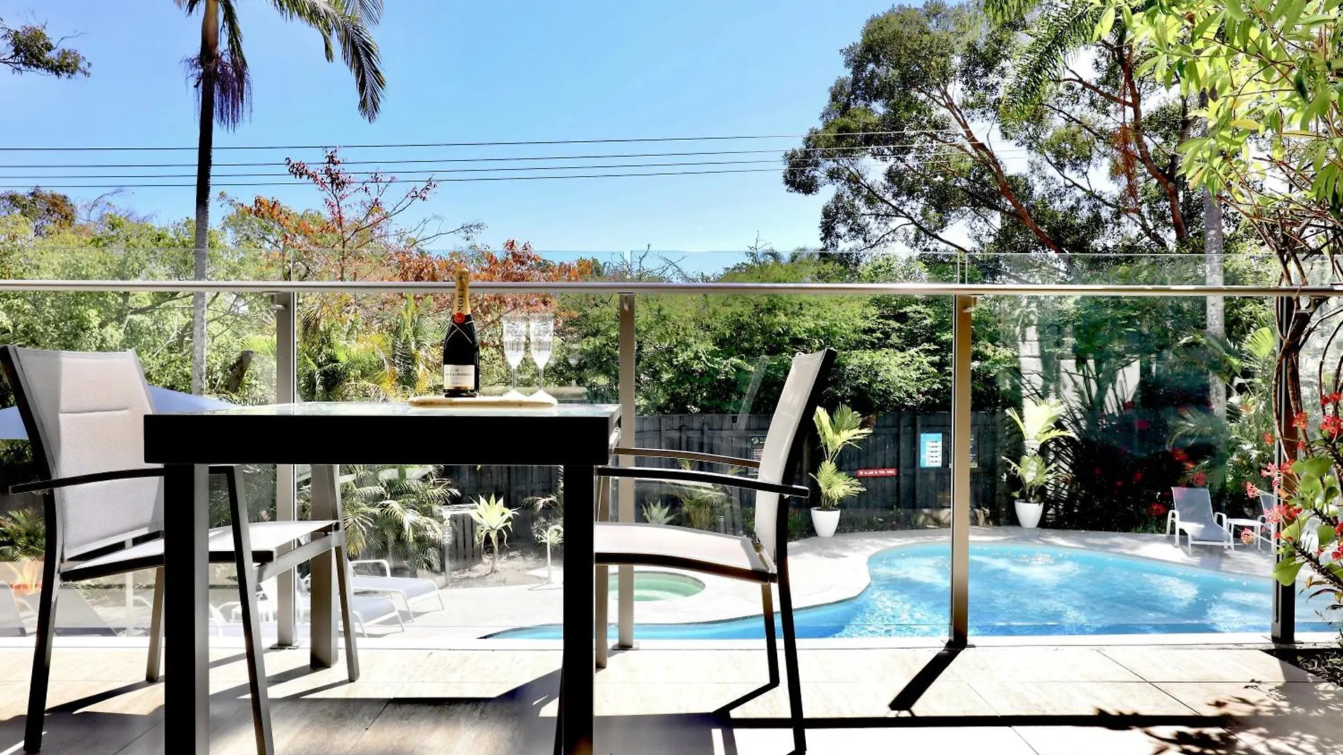 Chic 2 Bdrm Poolside Apartment Noosa Heads