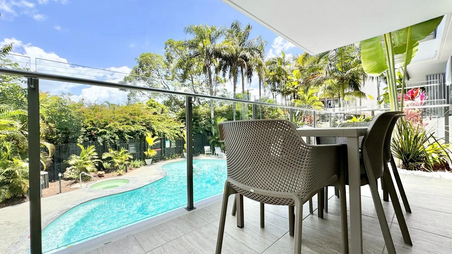 Chic 2 Bdrm Poolside Apartment Noosa Heads