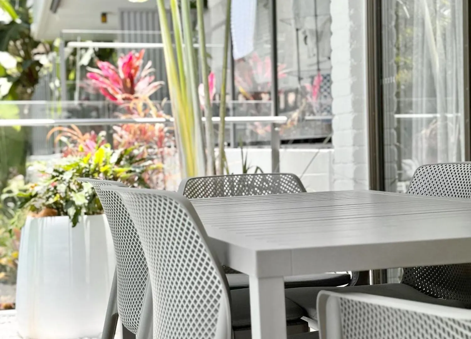 Chic 2 Bdrm Poolside Apartment Noosa Heads