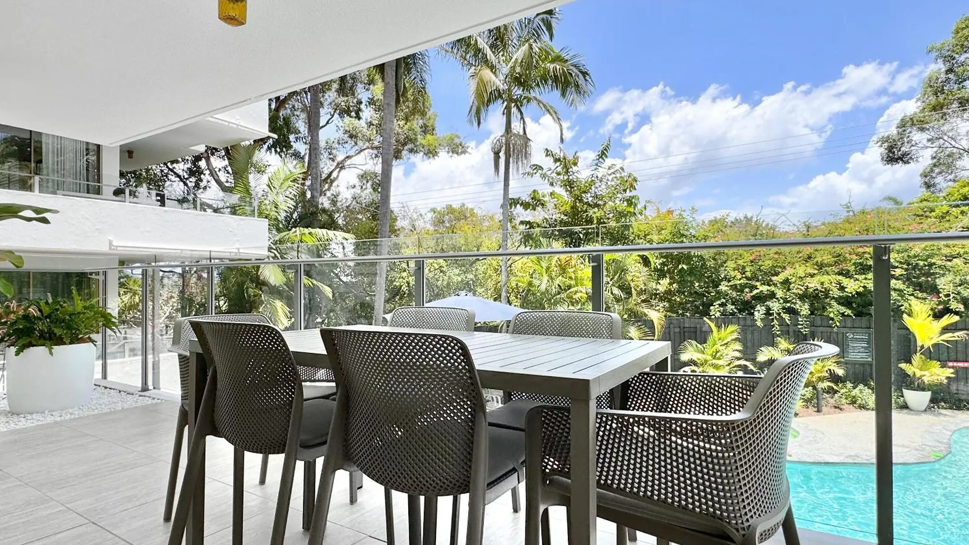 Chic 2 Bdrm Poolside Apartment Noosa Heads Austrália