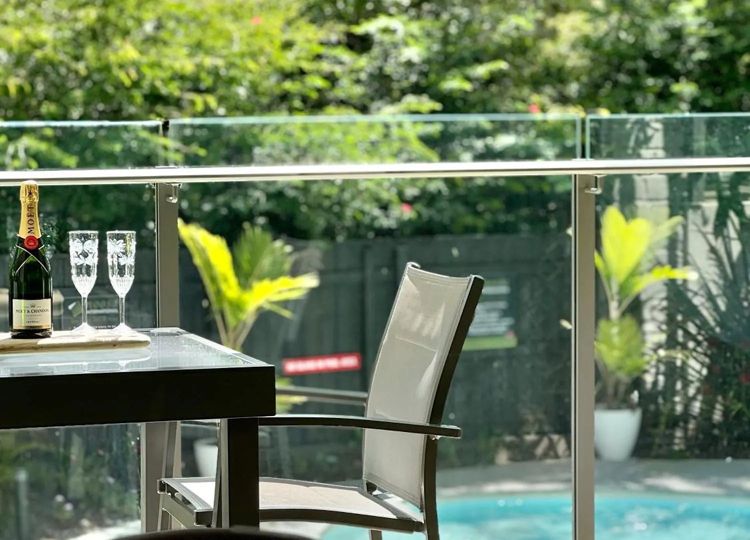 Chic 2 Bdrm Poolside Apartment Noosa Heads 0*,
