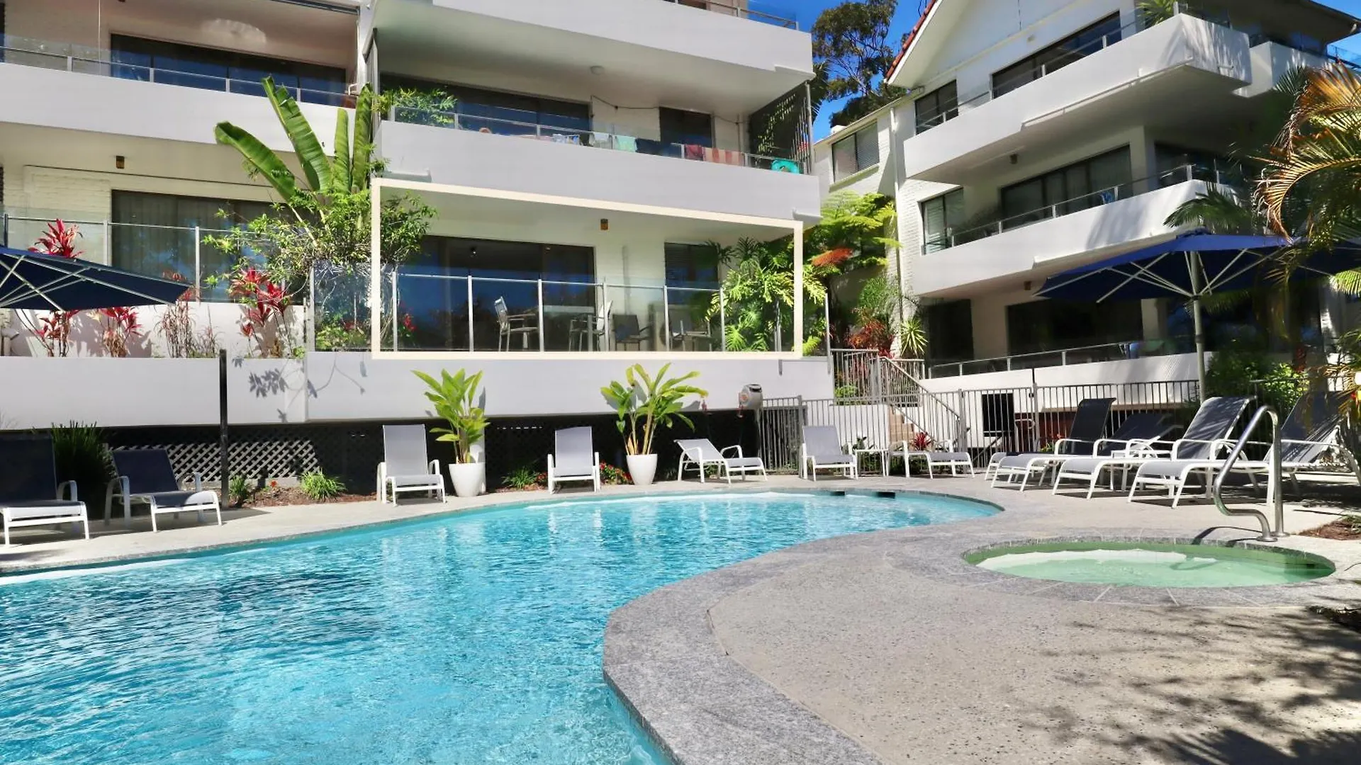 Chic 2 Bdrm Poolside Apartment location