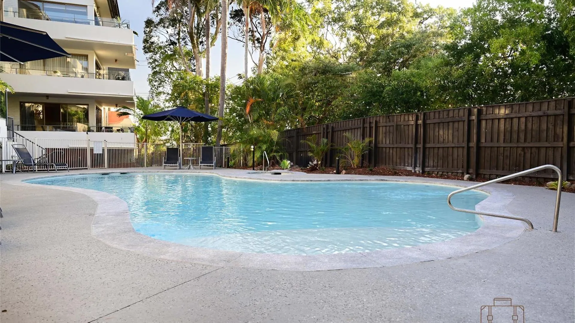 Chic 2 Bdrm Poolside Apartment Noosa Heads 0*,