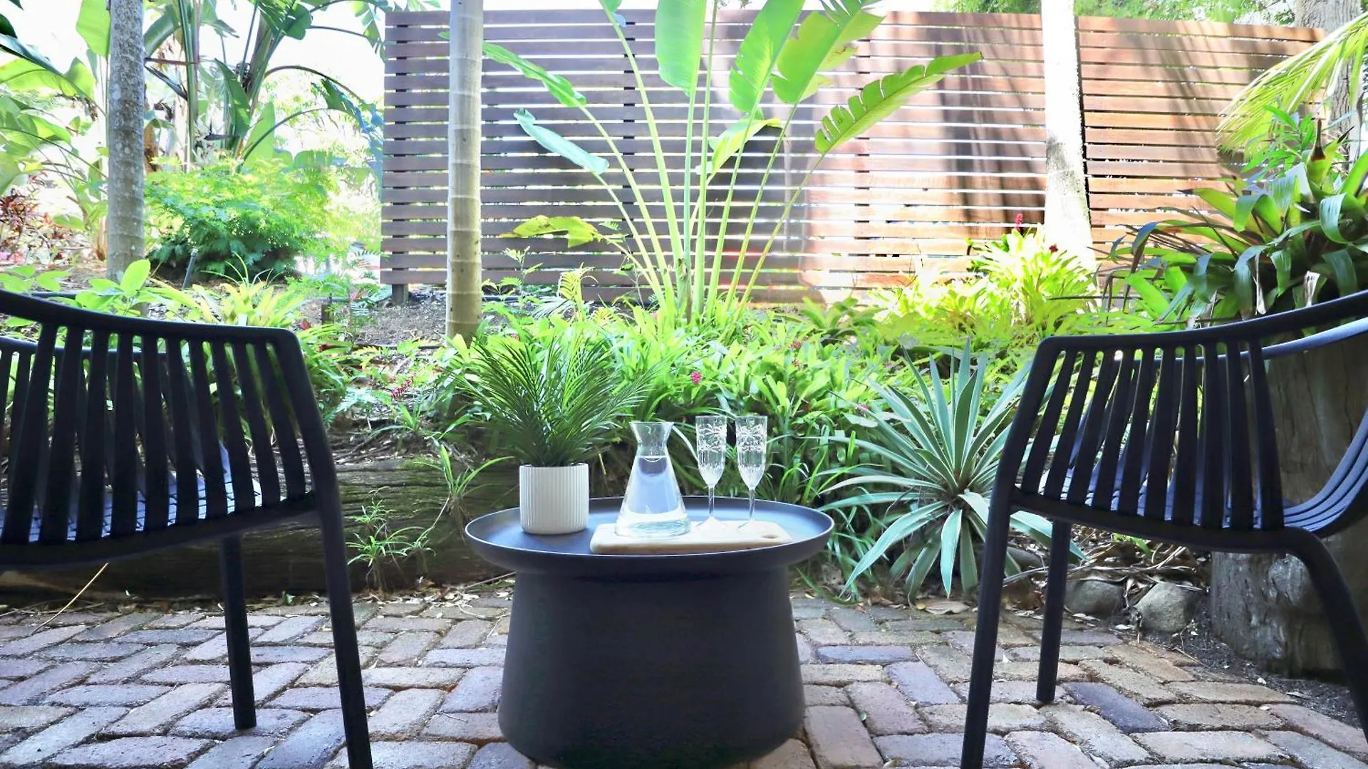 Chic 2 Bdrm Poolside Apartment Noosa Heads