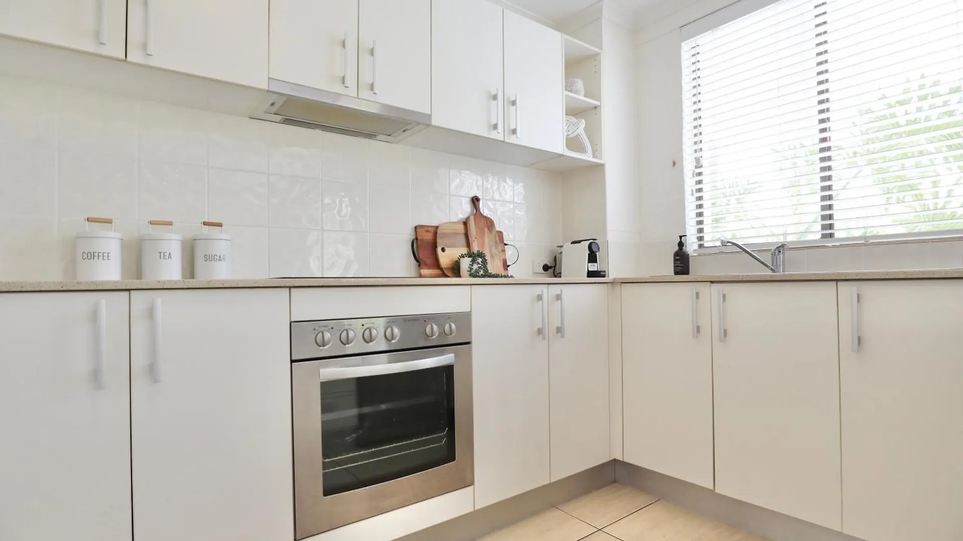 Chic 2 Bdrm Poolside Apartment Noosa Heads 0*,