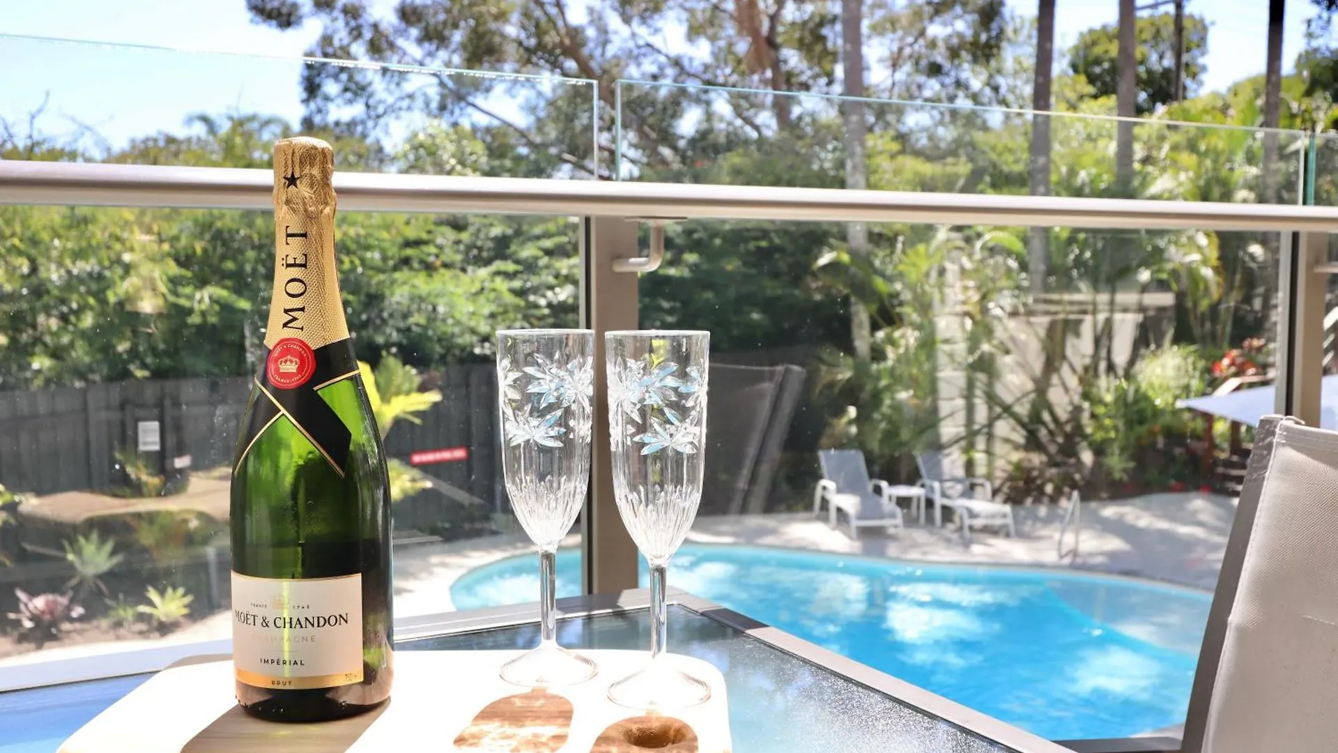 Chic 2 Bdrm Poolside Apartment Noosa Heads