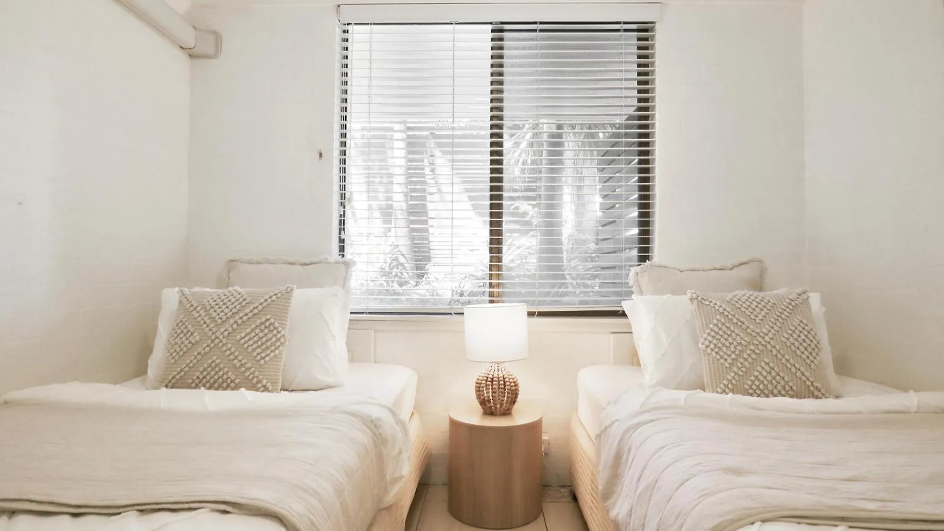 Chic 2 Bdrm Poolside Apartment Noosa Heads