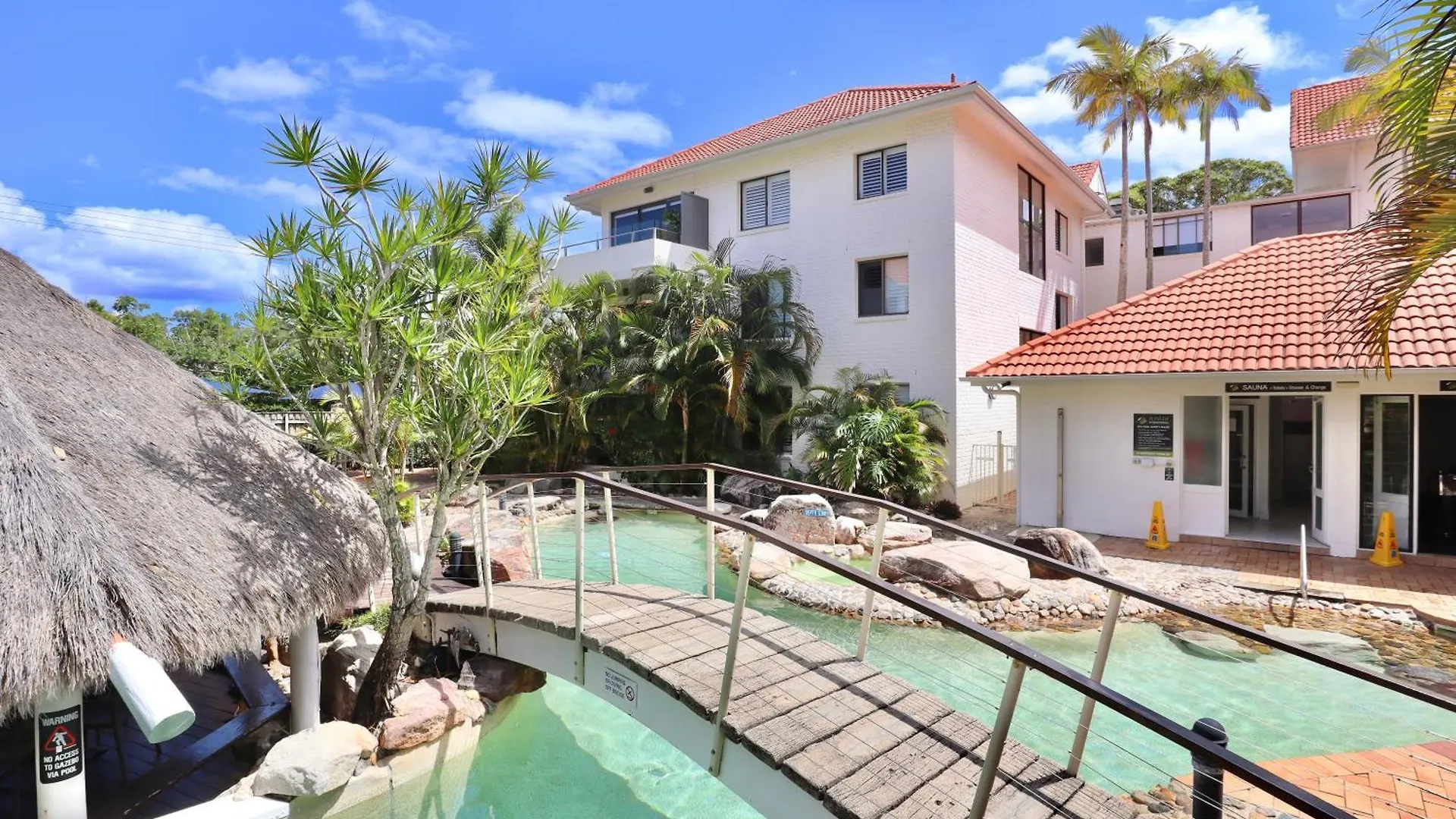 Chic 2 Bdrm Poolside Apartment Noosa Heads