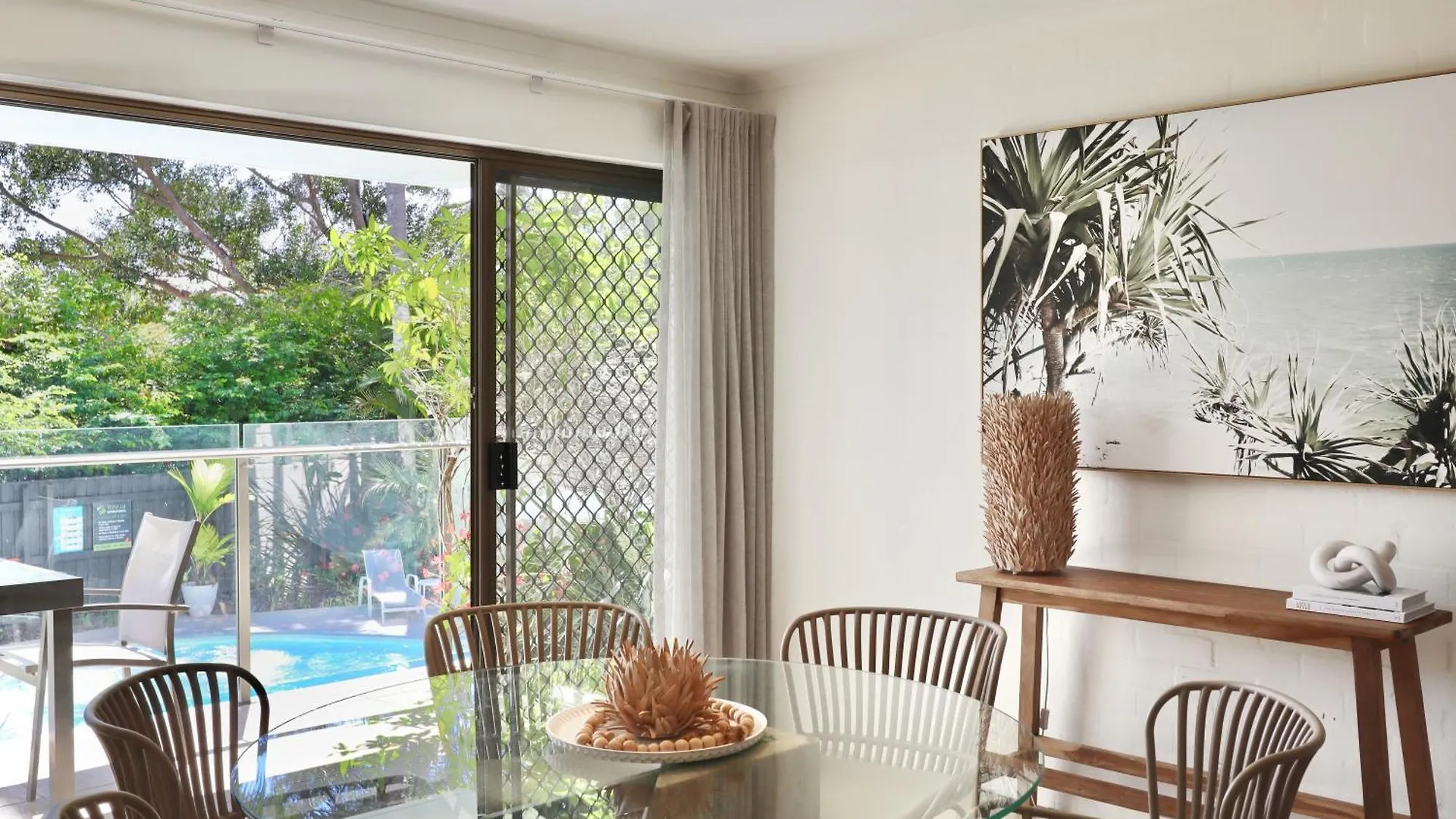 Chic 2 Bdrm Poolside Apartment Noosa Heads