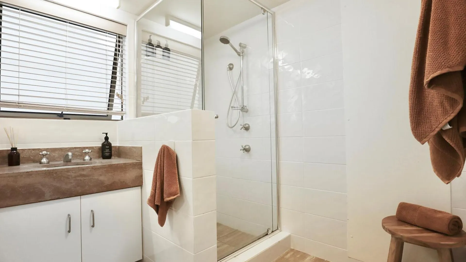 Chic 2 Bdrm Poolside Apartment Noosa Heads