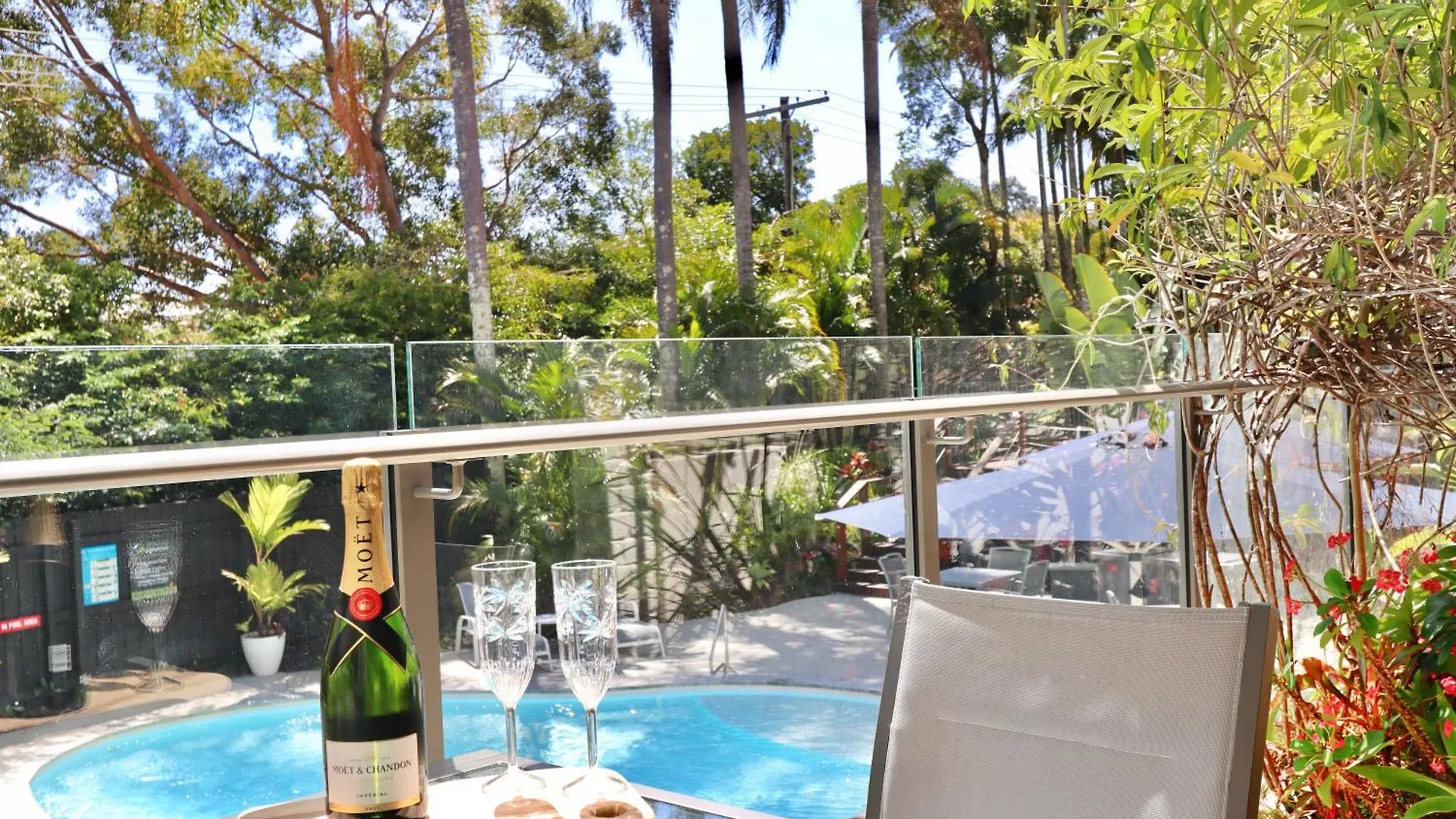 Chic 2 Bdrm Poolside Apartment Noosa Heads