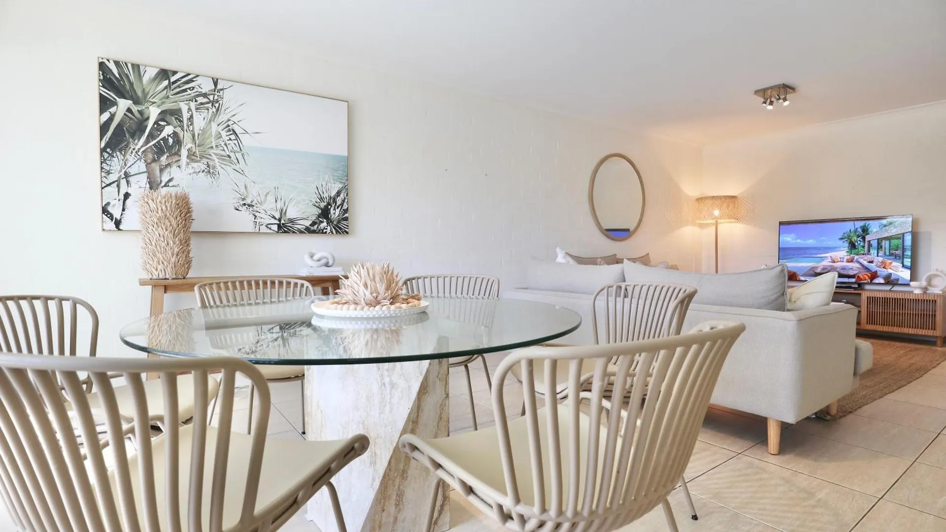 Chic 2 Bdrm Poolside Apartment Noosa Heads