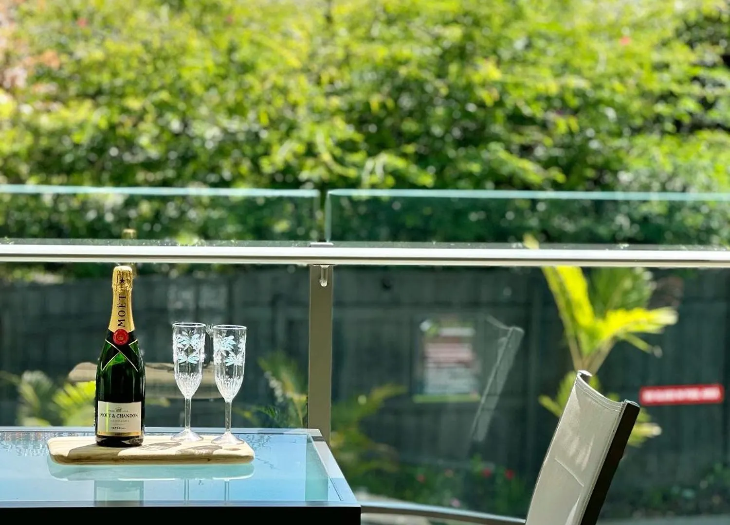 Chic 2 Bdrm Poolside Apartment Noosa Heads