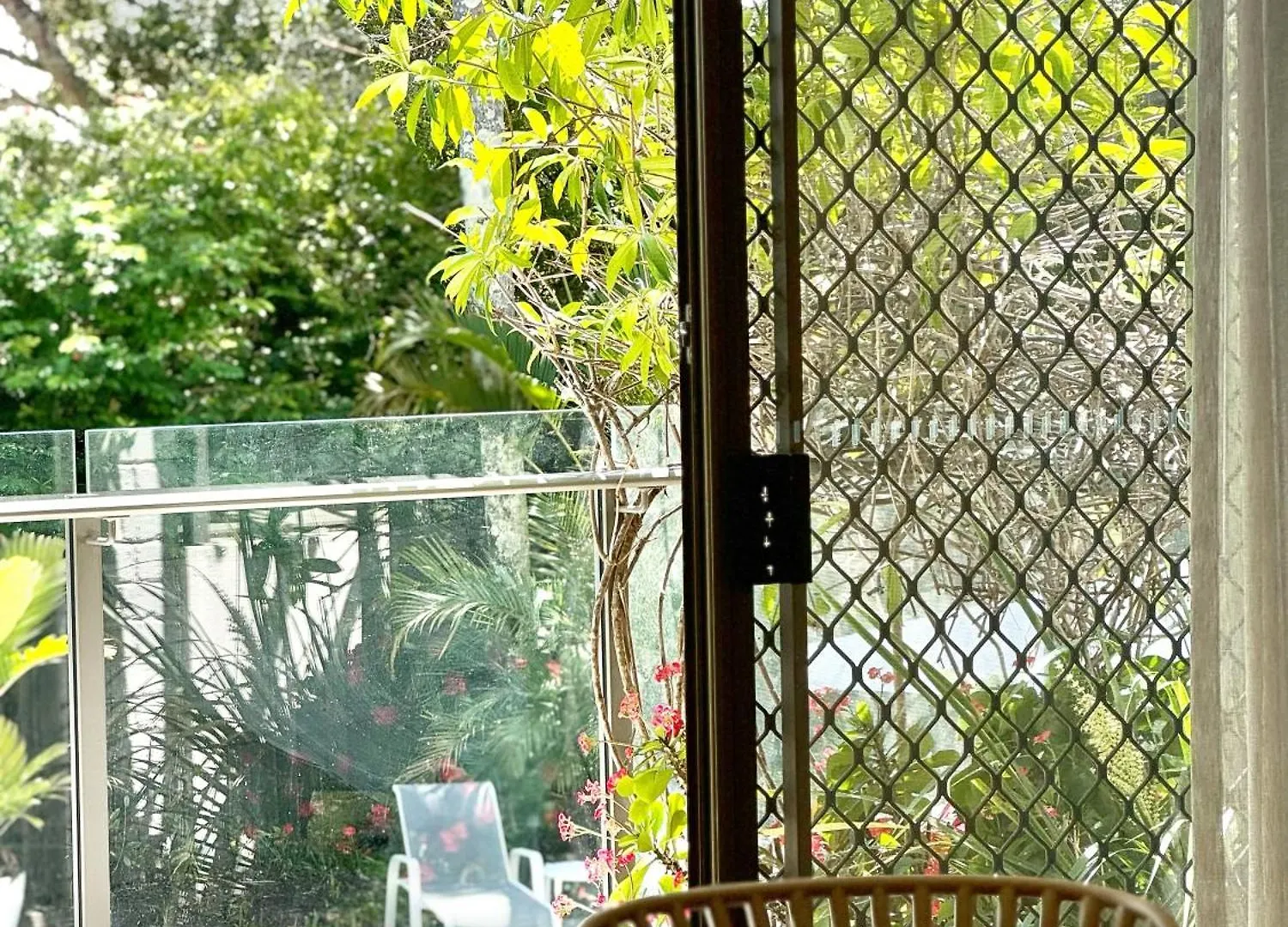 Chic 2 Bdrm Poolside Apartment Noosa Heads