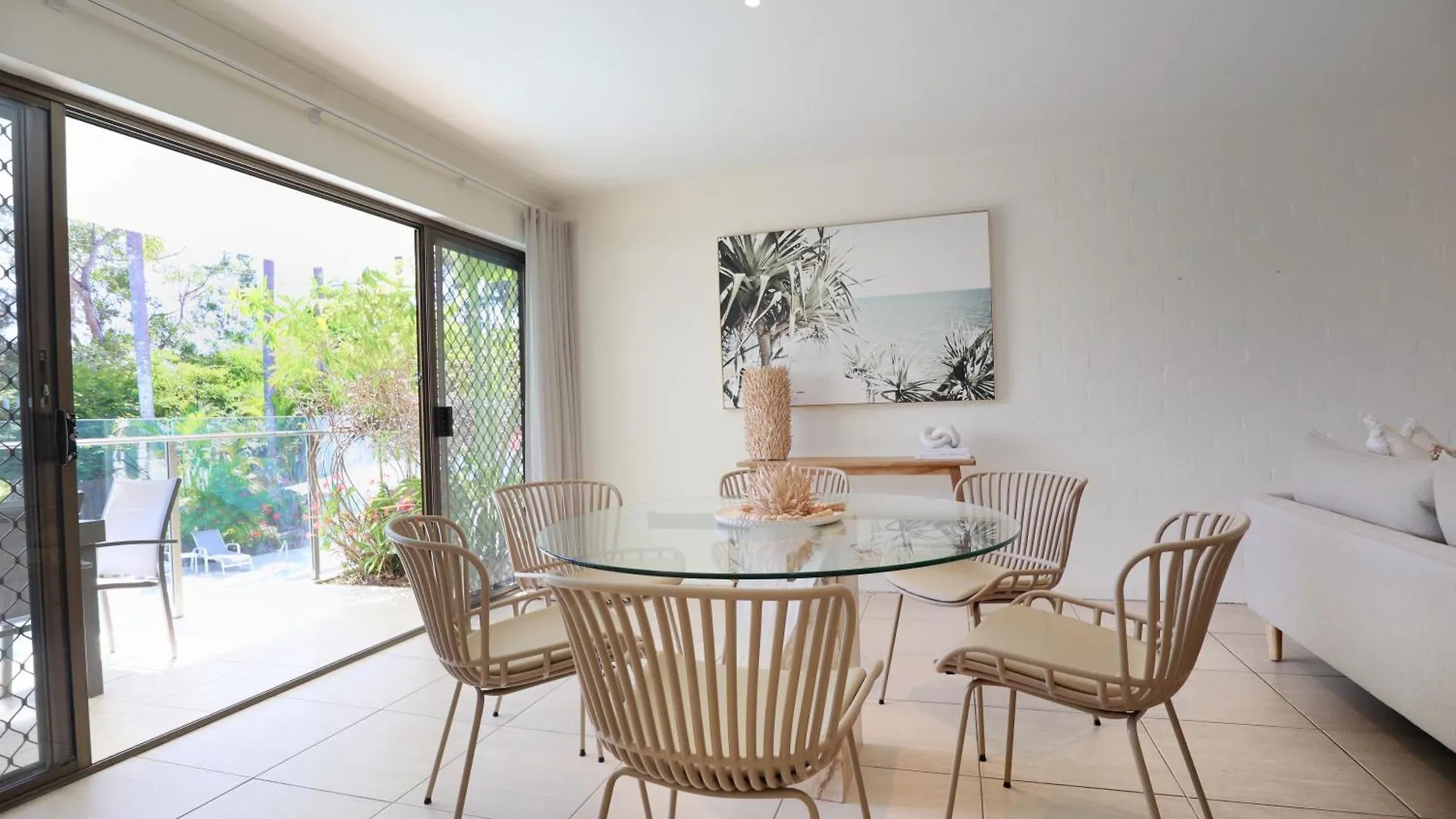 Chic 2 Bdrm Poolside Apartment Noosa Heads